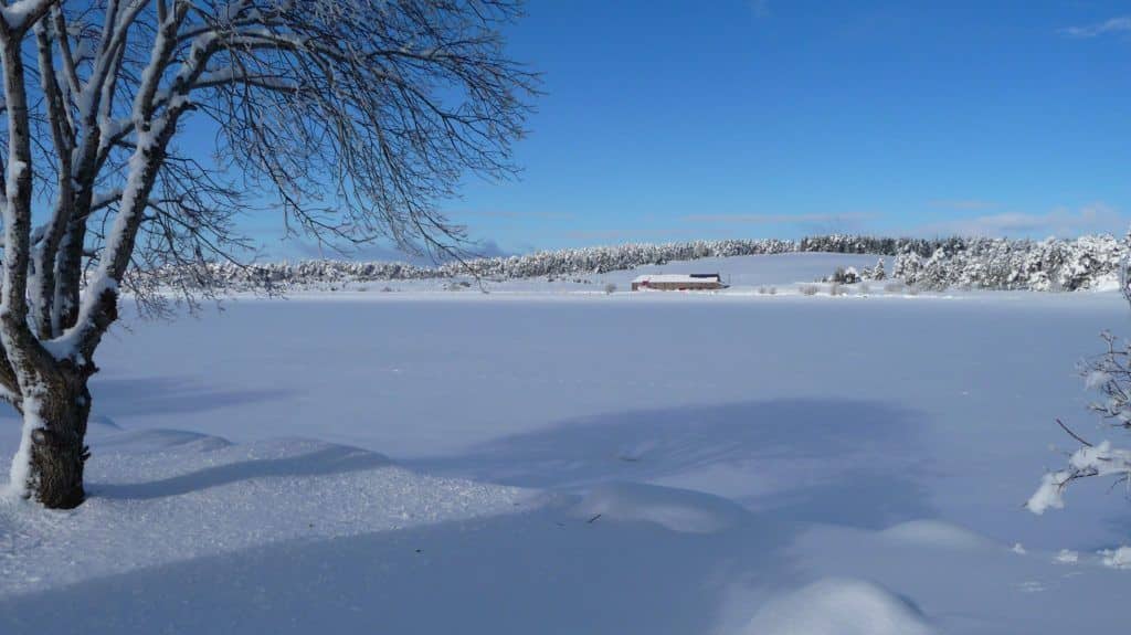 "instants d'Absolu" - ecolodge in Cantal under snow. The ideal setting for a Slow Travel Stay Cantal Winter.