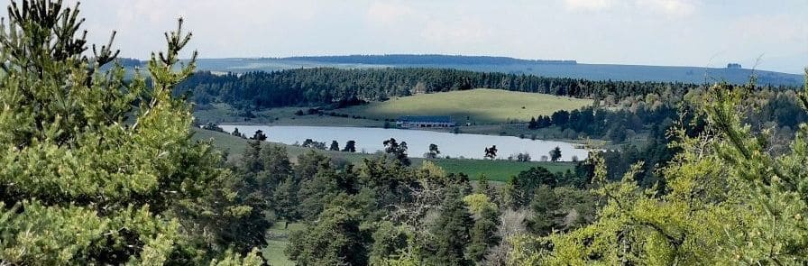 Panoramic view of Lac du Pêcher and instants d'Absolu, a luxury nature boutique hotel in Auvergne, featured by HIP Hotels.