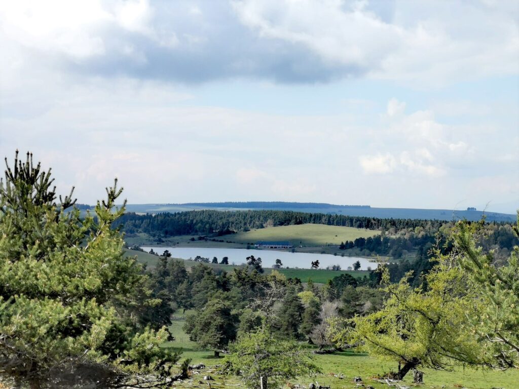 Vue du lac du Pêcher et d'instants d'Absolu, boutique hôtel nature de luxe en Auvergne.